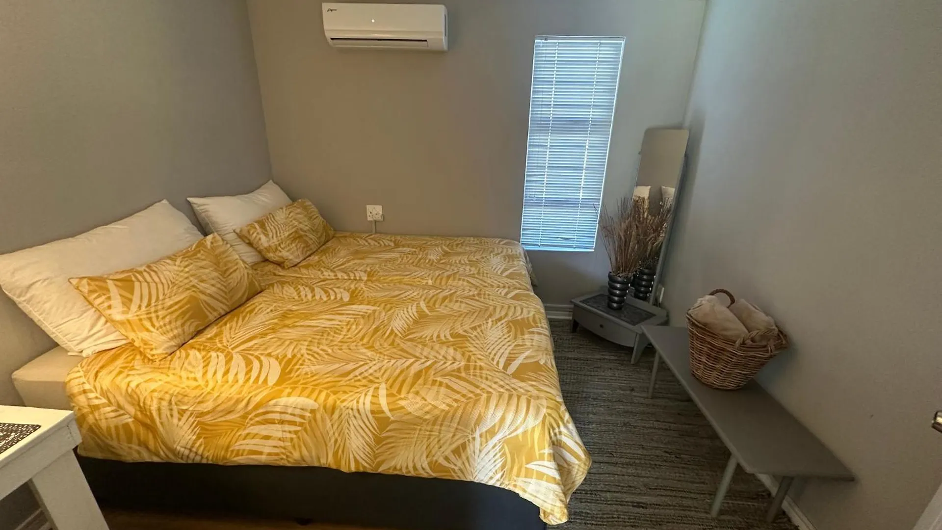 Cozy And Convenient Daire Cape Town